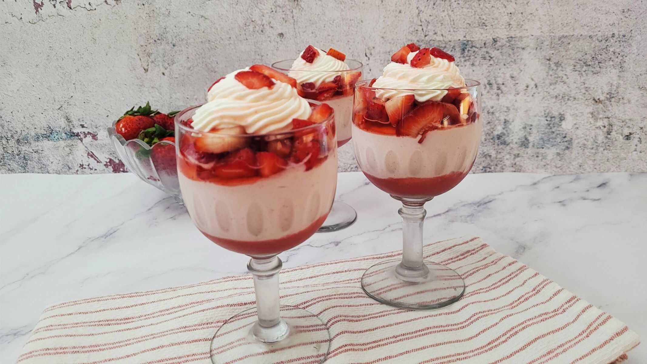 Strawberry Mousse Parfaits – Desserts With Stephanie